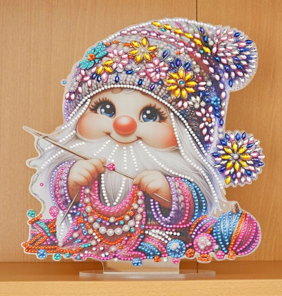 Deko Diamond Painting handmade Ornament aus Acryl, Motiv strickende Puppe (fertig)